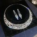 Funkelndes Strass-Halsketten- und Ohrring-Set auf schwarzem Samt-Display-Pad präsentiert - Stil 15 Hohle Choker Blume