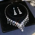 Detail eines funkelnden Diamanthalsketten- und Ohrringsets mit birnenförmigen Tropfen - Stil 16 V-förmig Pave Hauptstein
