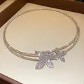 Primo piano di un elegante girocollo a doppio strato con fiori e strass scintillanti - Stile Girocollo / Argento