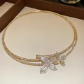 Dettaglio di un girocollo di lusso in oro a doppio strato con cristalli scintillanti - Stile Girocollo / Oro