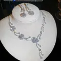Nahaufnahme eines eleganten silberfarbenen Blumen- und Strass-Halsketten- und Ohrring-Sets - Stil 25 Strass Drei Blumen