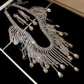 Nahaufnahme des eleganten Halsketten- und Ohrring-Sets mit silbernen Strasssteinen - Stil 26 Mehrlagiger Strass Quasten