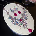 Detailansicht von Kristallblumen- und rosa Tropfen-Halsketten- und Ohrring-Schmuckset - Stil 27 Mehrfarbiger Künstlicher Kristall