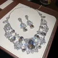 Exquisites Detailfoto eines funkelnden Halsketten-Sets mit Strassblumen und Tropfen - Stil 29 Wassertropfen Blume Exquisit
