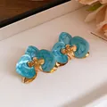 Orecchini a fiore in smalto azzurro vintage con elegante finitura metallica dorata - Stud orecchini / Blu