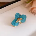 Elegante orecchino a lobo vintage con fiore in smalto blu e accenti in metallo dorato - Anello / Oro Ecologico / Blu