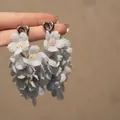 Vue macro détaillée montrant la texture des boucles d'oreilles fleur en tissu bleu clair - Style Tige en Argent (4#)