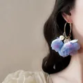 Vue détaillée d'une élégante boucle d'oreille fleur en tissu bleu avec perles sur modèle - Style de Tige en Argent (8#)