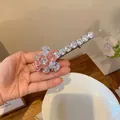 Gros plan d'une pince à cheveux luxe en zircon argenté avec ours en résine rose - Rose