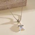 Détail d'un pendentif étoile argenté froissé avec gravure Promise me et perle de pierre - Étoile (Pierre Dalmatien) / Argent