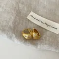 Vue détaillée de créoles en or brossé avec des motifs d'étoiles en zircon brillant - Boucle d'oreille / Or