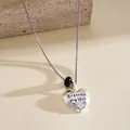 Gros plan d'un collier pendentif cœur argenté avec un message d'amour gravé. - Cœur (Obsidienne) / Argent