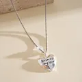 Gros plan détaillé du pendentif cœur en argent avec gravure de texte Enternal my love. - Cœur (Opale) / Argent