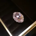 Primo piano di un anello di lusso con zircone rosa ovale in un portagioie elegante - Anello aperto / Argento-Rosa