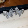 Elegante Schmetterlings-Ohrstecker mit funkelnden Zirkonia und Perlen im Detail - Schleifen-Stil (HE31501) / Silber