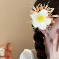 Detailansicht einer lebendigen Stoffblumen-Haarklammer an einem geflochtenen Zopf. - Schnabelspange (Orange) / 1 Stück / Orange