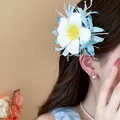 Detailansicht einer eleganten blau-weißen Stoffblumen-Haarklammer an einem Modell. - Schnabelspange (Hellblau) / 1 Stück / Hellblau