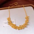 Élégant collier à maillons géométriques irréguliers doré à l'or fin sur fond de lin blanc - Collier / Or