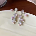 Detailansicht von Silberstecker-Ohrringen mit rosa Perlen und funkelnden Zirkonen - Emaille Perlenohrstecker / Rosa