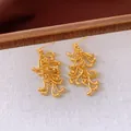 Des boucles d'oreilles pendantes géométriques irrégulières dorées avec zircons - Boucles d'oreilles clous / Or