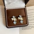 Eleganti orecchini a fiore in smalto sfumato presentati in una scatola portagioie marrone - Blu chiaro (Perno d'argento)