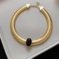 Ras de cou serpent doré vintage avec pendentif ovale en résine noire - Or-Noir
