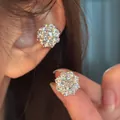 Gros plan détaillé de clips d'oreilles étincelants en zircone en forme de fleur - Manchettes d'oreilles / Une Paire / Argent