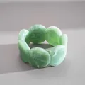Détail d'un bracelet en acrylique marbré vert avec des pièces rondes géométriques liées. - Vert Émeraude