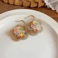 Vue détaillée de boucles d'oreilles fleur évidée avec perles colorées de style vacances - Or-Rose