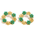 Elegante, mit 18 Karat vergoldete Blumenkranz-Ohrstecker mit leuchtend grünen Perlenblumen - Blumen Creolen Ohrstecker / Grün