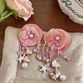 Détail de boucles d'oreilles bohèmes en tissu pêche avec coquillages et perles roses. - Style Tige en Argent 925 / Rose