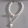 Dettaglio della collana di perle multistrato con fiori di strass e pendente a cuore - Stile Dolce Squisito (HN12579) / Bianco