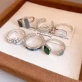 Primo piano di anelli regolabili eleganti con smalto colorato e motivi geometrici. - Set da 6 / Argento