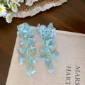 Elegante hellblaue Quastenohrringe mit Stoffblütenblättern für einen schicken Urlaubslook - Hellblaue Tüll Glasperlenquaste (33#)