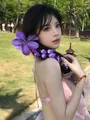 Vue détaillée d'une pince à cheveux fleur violette surdimensionnée avec pampille sur un mannequin - Pince à Cheveux Gland / Violet