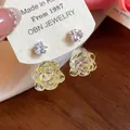 Detailaufnahme von Herz-Zirkonia-Ohrsteckern mit gelben Harzrosen und Silbernadel - Silbernadel-Silber-Gelb