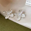 Elegantes pendientes de botón con flor blanca de estilo francés, perla y acabado plata. - Blanco
