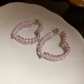 Primer plano detallado de aros de corazón plateados con circonitas rosas talla marquesa. - Poste de Plata (HE33371) / Rosa