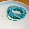 Dettaglio del set di braccialetti a strati in cristallo blu ghiaccio e perline - Set di Braccialetti di Perline Sovrapponibili a Più Strati / Set da 10 pezzi / Verde