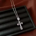 Gedetailleerde opname van een 18k vergulde ketting met kruishanger en zirkoniasteen - Ketting / Zilver