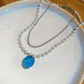 Dettaglio collana a due strati con ciondolo a uva blu ed eleganti perle bianche - Set Collana di Perle Uva Blu Ghiaccio / Bianco/Blu