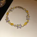 Vue détaillée d'un bracelet en argent avec des fleurs et gouttes en zircone jaune - Bracelet à fermoir / Jaune