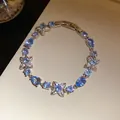 Vue détaillée d'un élégant bracelet en argent avec fleurs en zircon bleu et pierres gouttes - Bracelet à fermoir / Bleu