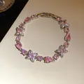 Détail d'un bracelet argenté avec fleurs et gouttes en zircon rose de haute qualité - Bracelet à fermoir / Rose