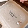 Vue détaillée du pendentif fleur rose translucide avec perle sur collier chaîne à billes - Chaîne à Perles Argentée / Rose Clair
