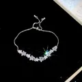 Vista dettagliata del bracciale con stelle di zirconi e chiusura a scorrimento regolabile - Argento