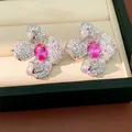 Detailansicht der eleganten rosa Blumen-Ohrstecker mit funkelnden Zirkonia-Steinen - Blumen Ohrstecker (Silberstift) / Silber-Rosa