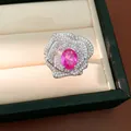 Nahaufnahme eines rosenförmigen Rings mit rosa Zirkonstein in einer Schmuckschatulle - Rosenblütenring / Silber-Rosa