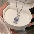 Primo piano di una collana d'argento con un grande pendente di zircone azzurro. - Ciondolo Rettangolare Viola Chiaro / Argento