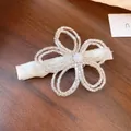 Elegante fermaglio per capelli a fiore con perline e perla centrale su raso bianco - Clip Becco Anatra Fiore Singolo (HH9862) / Bianco